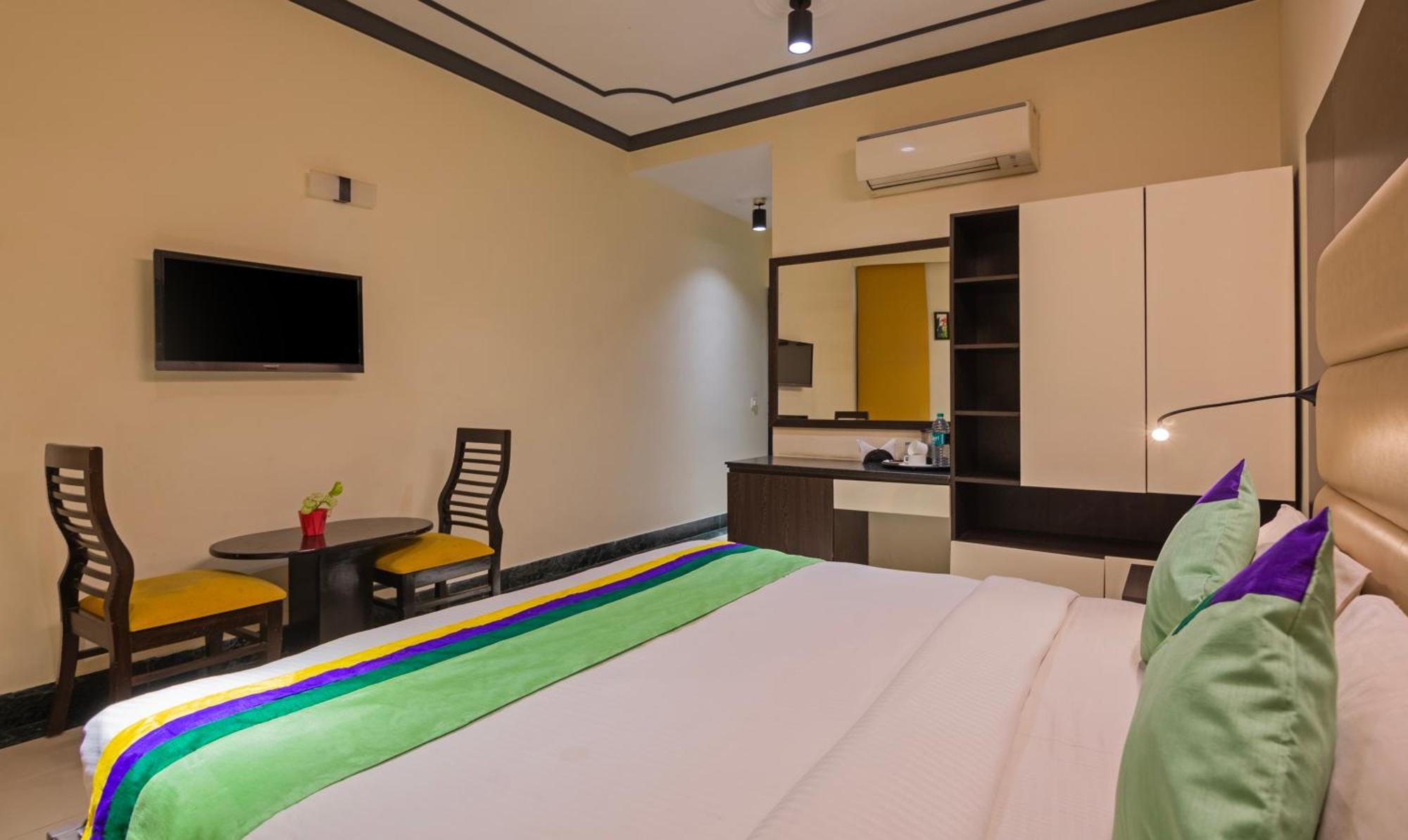 Super Townhouse Sushant Lok Phase 1 Formerly Hotel Neven Gurgaon Exterior photo