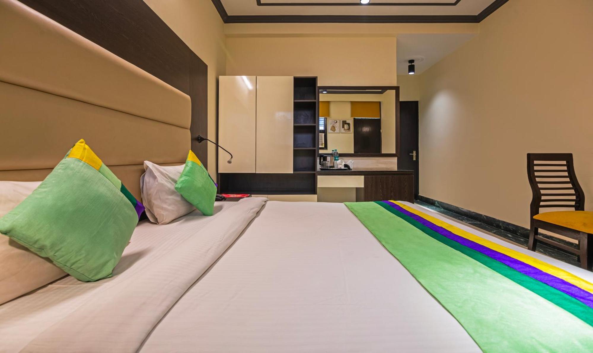 Super Townhouse Sushant Lok Phase 1 Formerly Hotel Neven Gurgaon Exterior photo