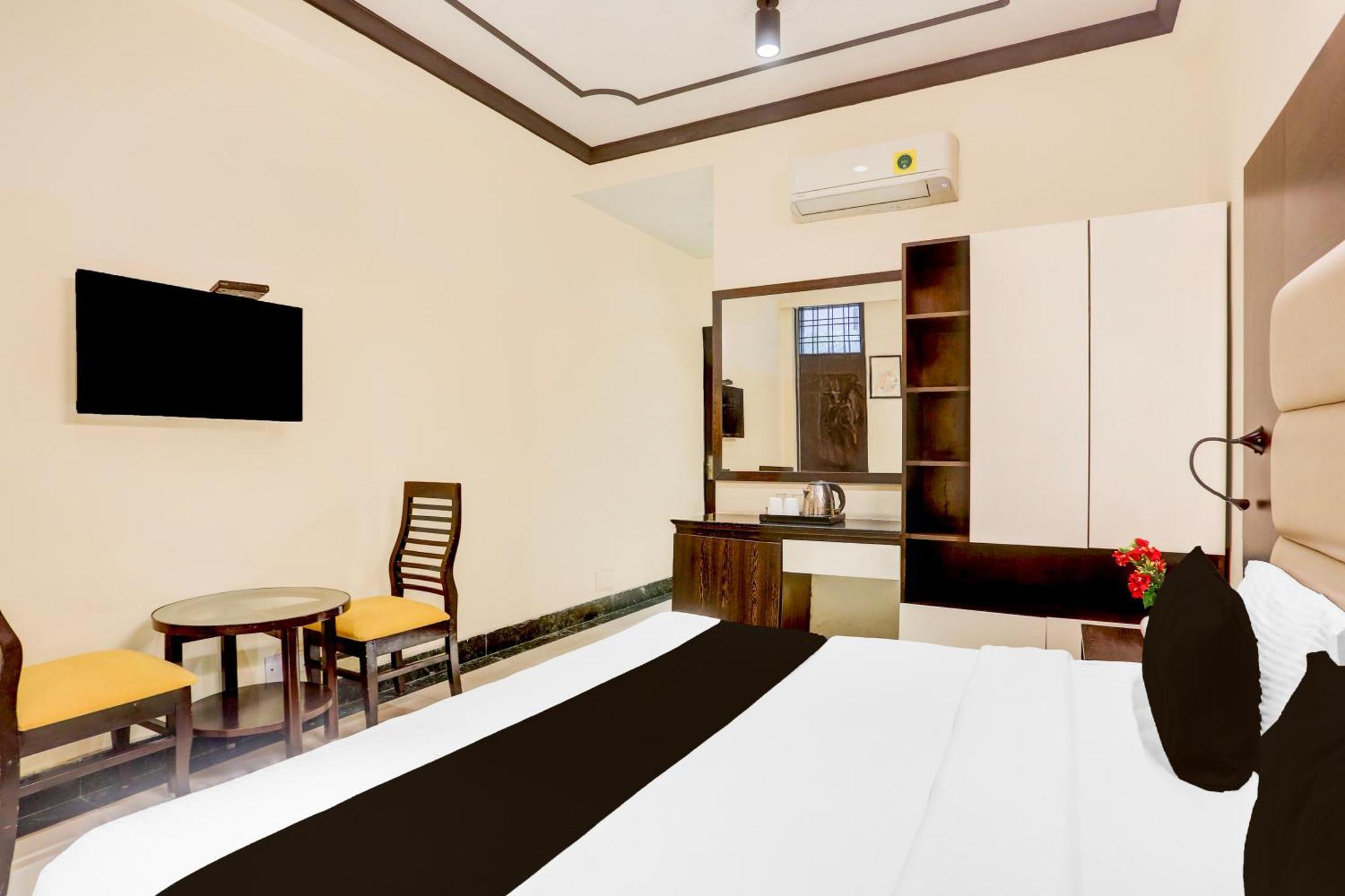 Super Townhouse Sushant Lok Phase 1 Formerly Hotel Neven Gurgaon Exterior photo