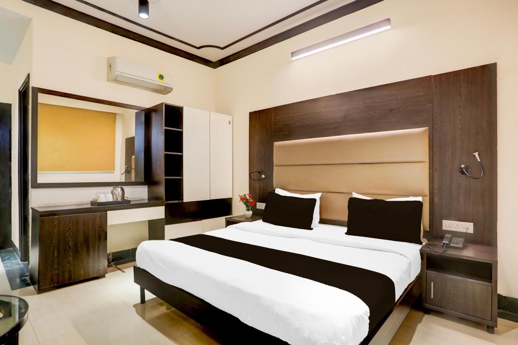 Super Townhouse Sushant Lok Phase 1 Formerly Hotel Neven Gurgaon Exterior photo