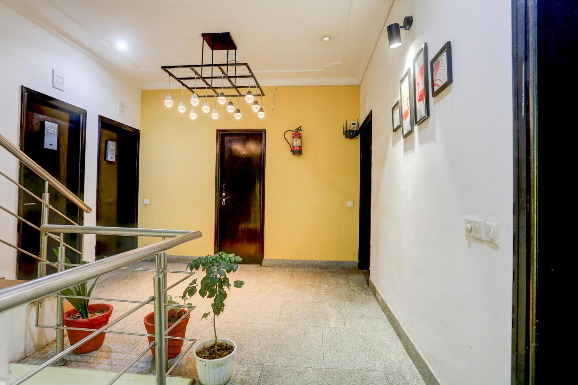Super Townhouse Sushant Lok Phase 1 Formerly Hotel Neven Gurgaon Exterior photo