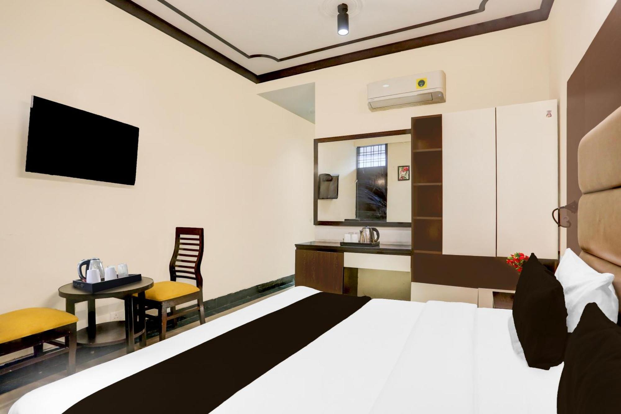 Super Townhouse Sushant Lok Phase 1 Formerly Hotel Neven Gurgaon Exterior photo
